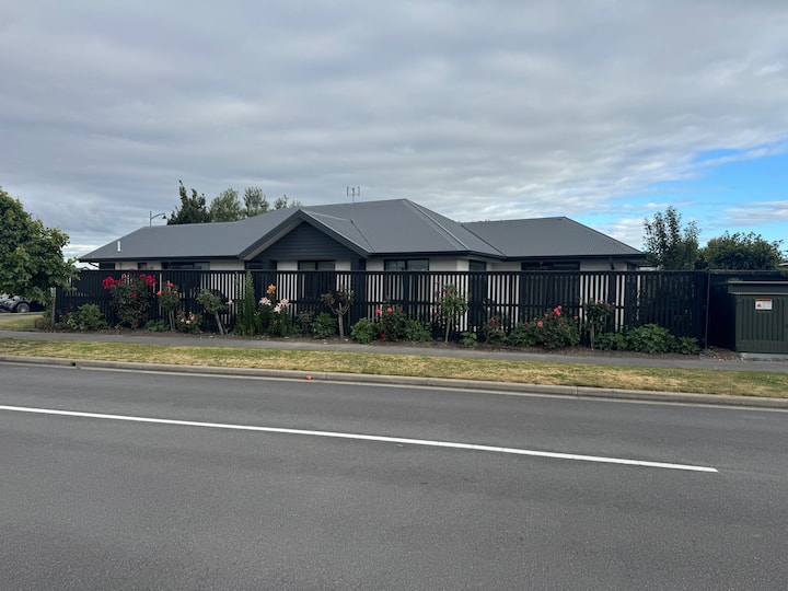 It’s A Beautiful Cozy, Sunny And Modern House. - Christchurch