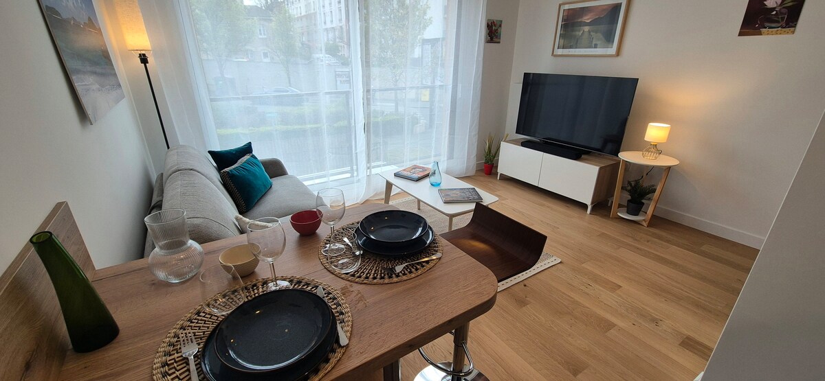 Top performing Airbnb: Bright new studio near Porte de Versailles in Vanves