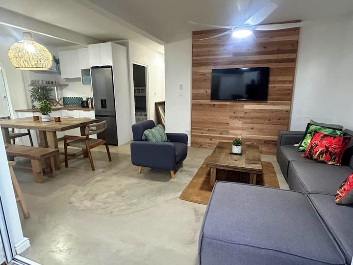 Ocean Flow Beach Cabin - Jeffreys Bay