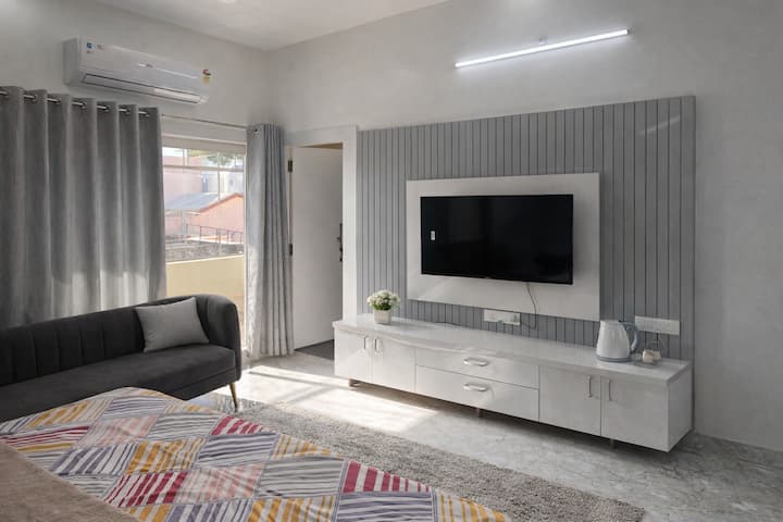 Stylish 2bhk W/ Patio & Lake View | Central Ajmer - Ajmer
