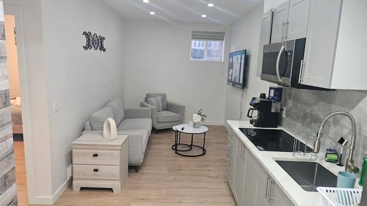 2bedroom Clean Basement Suit Nw, Private Entrance - Calgary