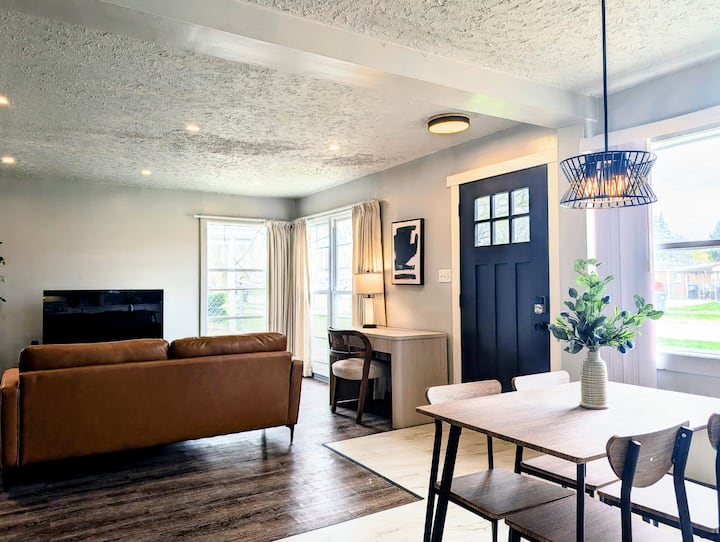 Modern Home Near Troy & Royal Oak | Work + Relax - トロイ, MI