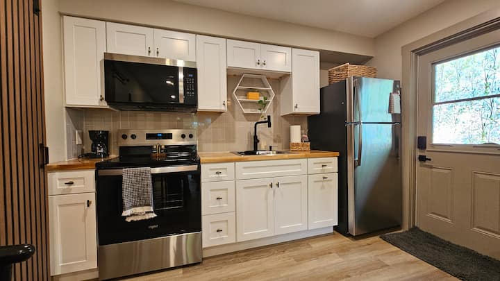 George’s Hideaway Suite | Private Cozy Retreat - Titusville, FL
