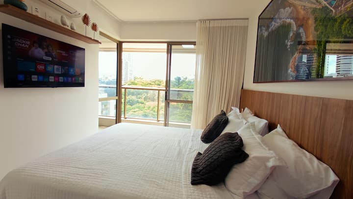 Fully equipped bedroom with queen-size bed, air conditioning, Smart TV, bedside lamps (various colors), walk-in closet, iron, and steam ironing board.

Well-lit and ventilated environment

*Photo taken with a wide-angle lens