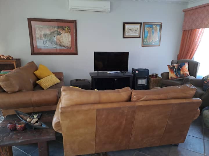 Secure Townhouse Near Montana Hospital & Mall - Pretoria