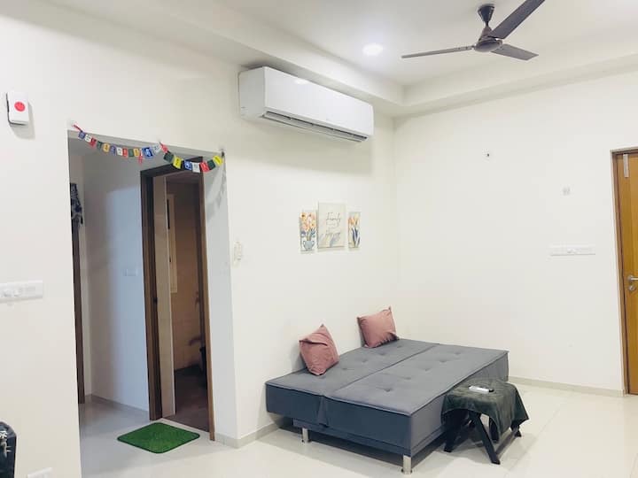 Skyline 2-bhk Suite With Pool, Wifi, Gym Top Floor - Gandhinagar