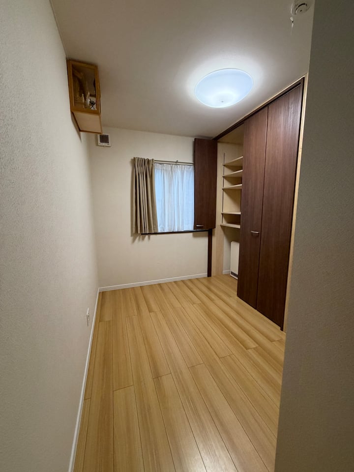 こちらは納戸ですが、宿泊者数が多い場合はこちらで就寝も可能です。
ここでは敷布団でお休みいただきます。