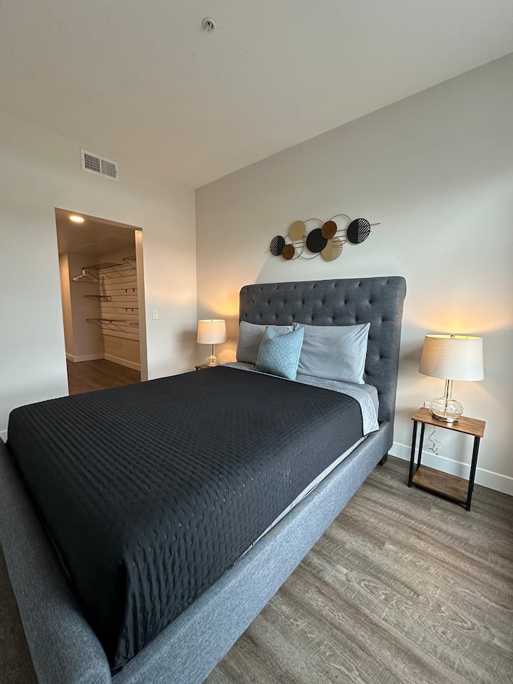 Cama tamaño queen en el dormitorio principal con baño privado