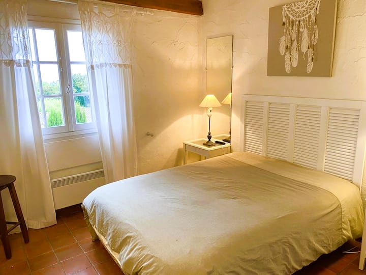 spálňa s 1 posteľou s rozmermi 140 cm / 190 cm. Klimatizácia, televízor a skriňa