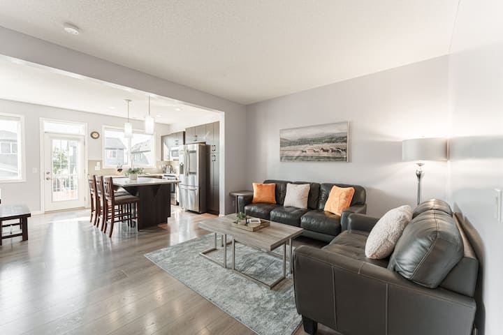 Brand New Renovated Beloved Home! Sleep 8! - Calgary