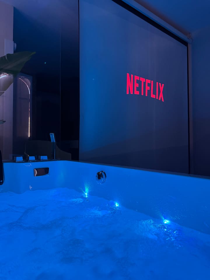 La Selva — Location jacuzzi et cinéma privé à La Chapelle-Saint-Ursin près de Bourges