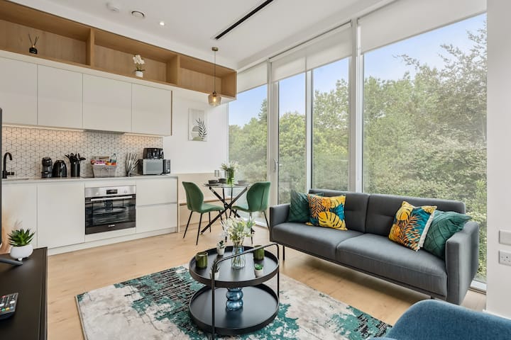 Kew Bridge Apts | Cinema, Gym & Parking - Sleeps 4 - Brentford