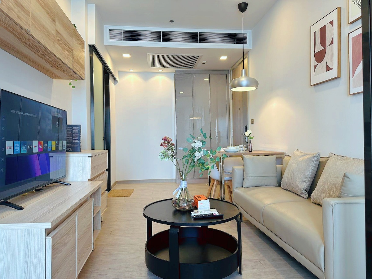 Apartments for Rent in Dallas TX - High-Rise Apartment Rentals With Pool View