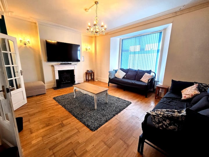Large 5 Bed Home | Town Centre | Bike Park Wale - Merthyr Tydfil