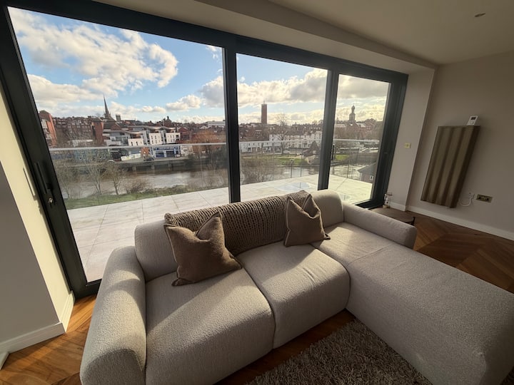 New Luxury Penthouse
 With Spa/gym And River Views - Shrewsbury