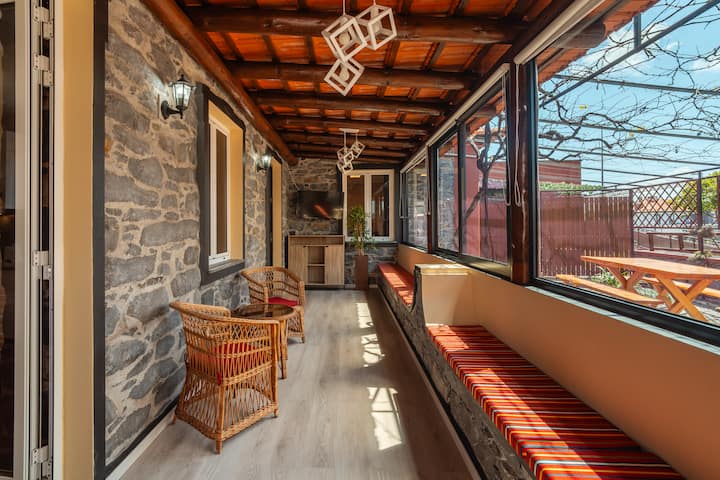 Traditional Madeira 2br W/ Bbq, Wifi & Parking - Caniço