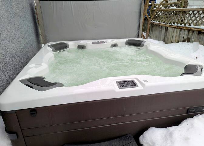 Westboro BeachHouse – Outdoor Jacuzzi, Netflix gallery image 4