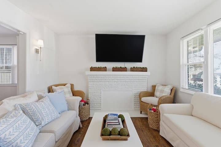 Sleeps 12 - Dog-friendly Nashville Cottage - Nashville, TN