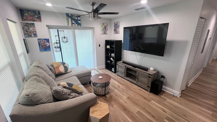 Bright & Comfy 2br Home Near Vibrant Tampa Heights - Tampa