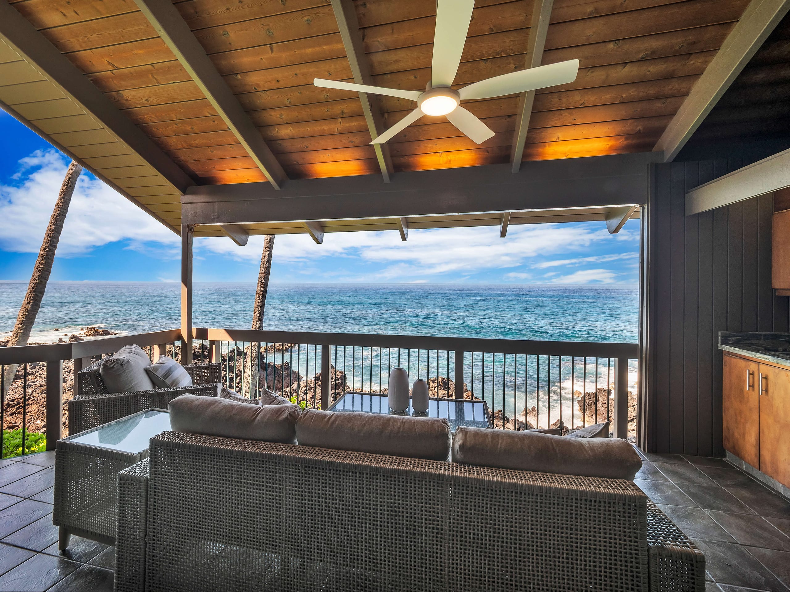 Oceanfront 3BR Kona Penthouse — Unreal Ocean Views - Photo 34