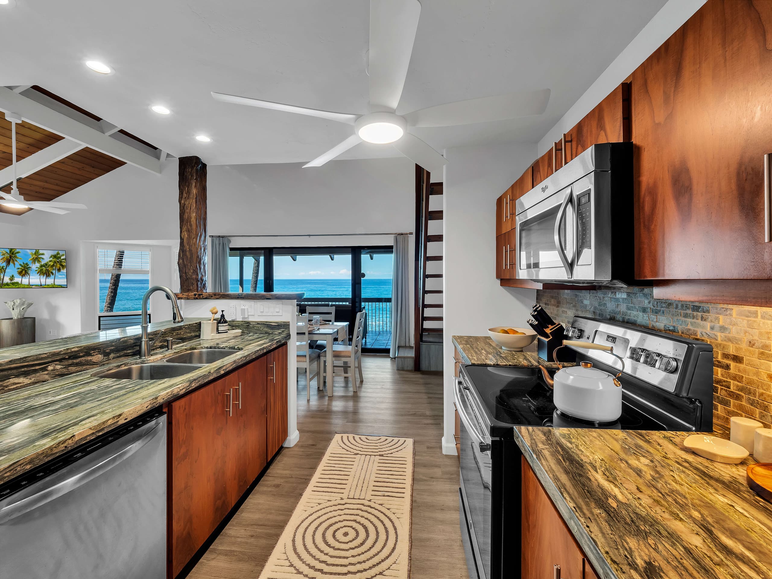 Oceanfront 3BR Kona Penthouse — Unreal Ocean Views - Photo 9