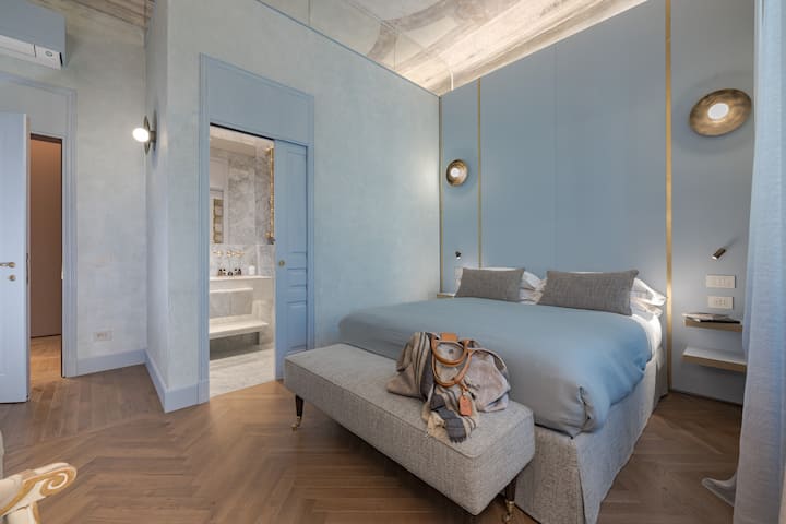 La suite 1 tiene una cama doble de 160 cm x 190 cm y un colchón de 24 cm de grosor. La elegante habitación da a la pintoresca plaza de abajo (Piazza di Madonna degli Aldobrandini).