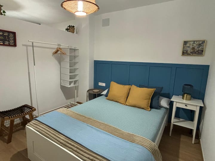 "Noches de descanso real en esta cama doble de 140x200, totalmente a estrenar. Un diseño moderno y acogedor pensado para tu máximo confort."