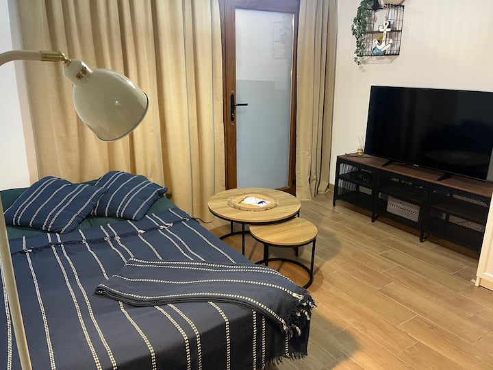 Salón diseñado para ser el corazón del hogar. El sofá de 3 plazas es el lugar ideal para planear vuestras rutas por Valencia, y ofrece una experiencia de sueño real gracias a su sistema convertible en cama