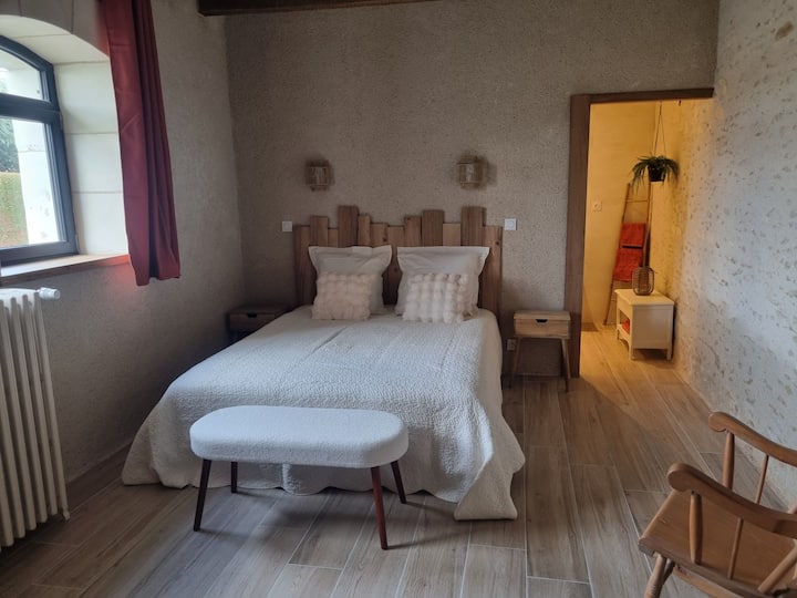 «Suite Lys»: cama de 160, cuarto de baño privado con lavabo, ducha e inodoro.