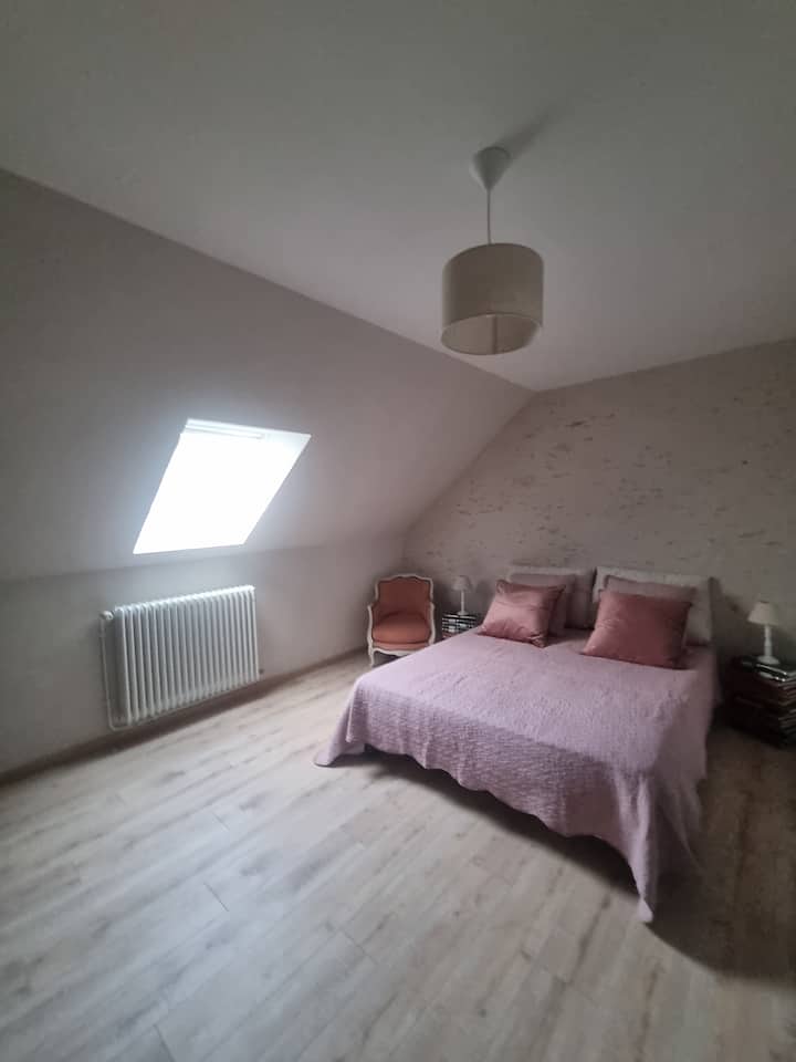«Habitación Rosa», cama de 160 cm, baño privado con ducha y lavamanos.
