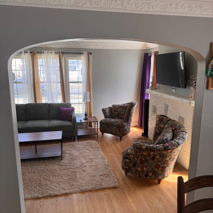 Entire 2-bedroom Duplex In The Heart Of The City - Milwaukee, WI