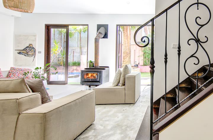 Thirroul Luxurious Coastal/bush Pool Spa 
Sleeps12 - Bulli