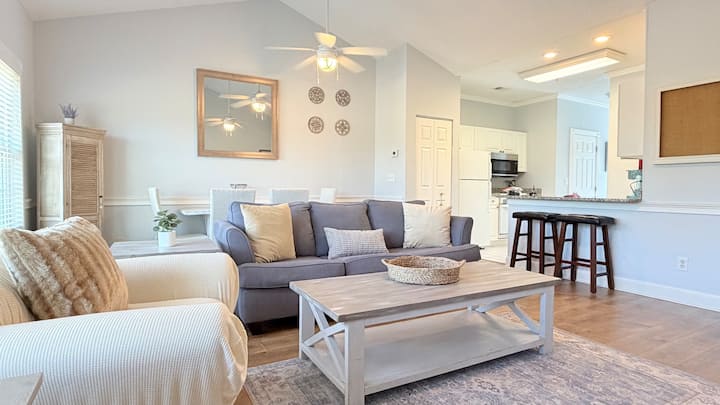 Bright Myrtle Beach Getaway 1br + Pool - Myrtle Beach, SC