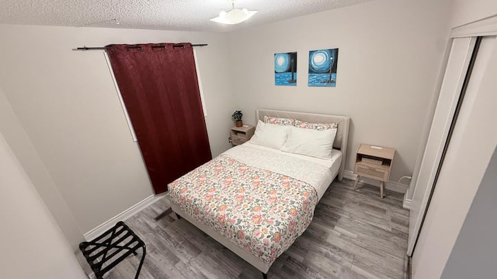 Clean Retreat Suite - Sleeps 4 (Queen Bed+futon) - Brampton