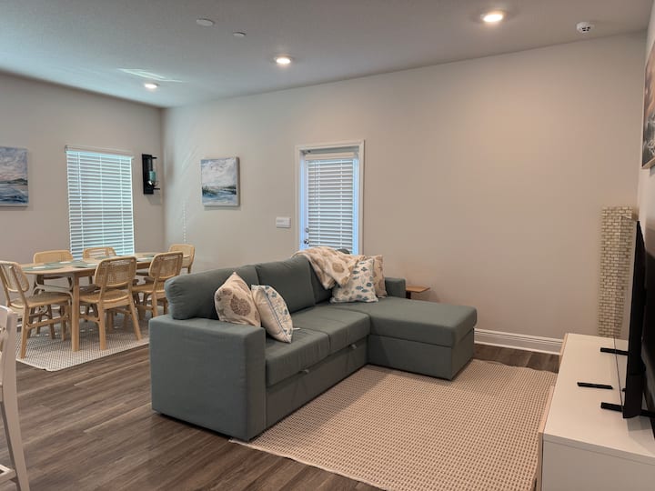 Bright & Spacious Townhome In Pensacola - Pensacola, FL