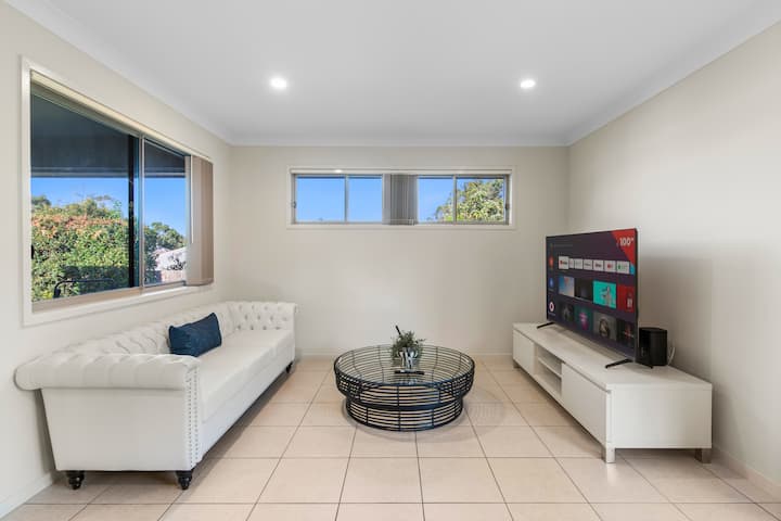 4br Family Retreat | Ac Throughout & Spacious - Springwood