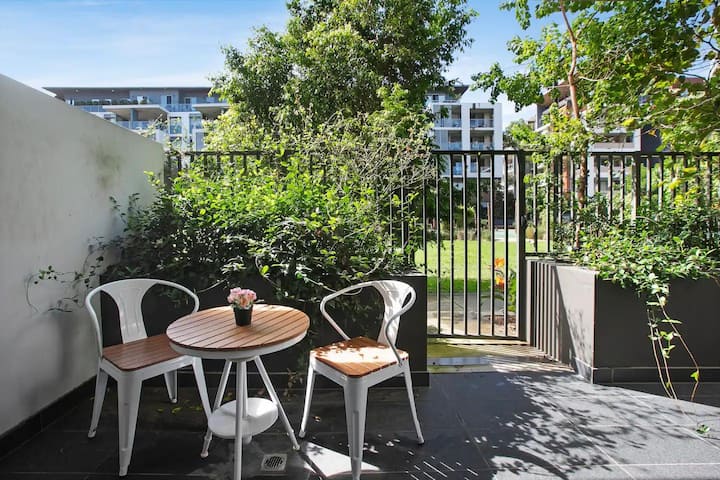 Sunny 1 Bedroom Retreat With Parking In Botany - Sydney