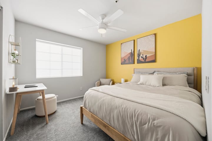 Krevat dopio "queen" me tavolinë pune dhe karrige ndenjjeje 