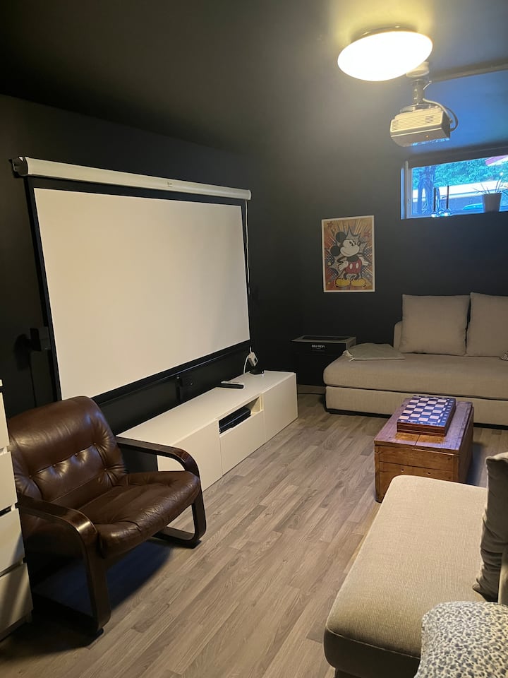 Pantalla con Apple TV conectada y sistema de sonido envolvente