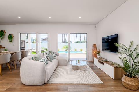 Airbnb em destaque: OceanBreeze. Optional heated pool. Beach 5 min away em União Das Freguesias De Charneca De Caparica E Sobreda