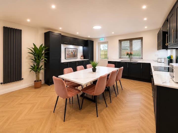 Stylish Windsor Home With 4 Car Parking - Bracknell