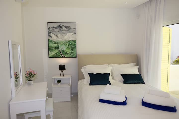Yellow 16 Sea View Vacation Home - Paphos