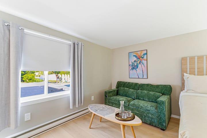 Deluxe Double Room | Full Studio W/ Kitchen - Brewster, MA