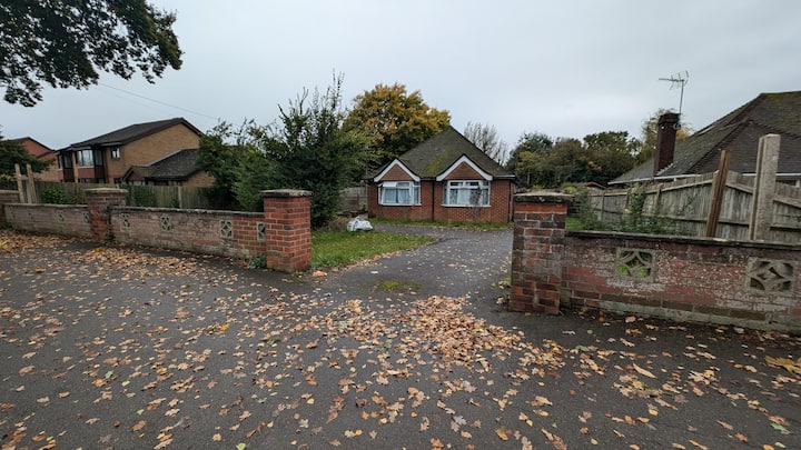 Spacious 5 Bed Bungalow With Garden And Parking - Reading