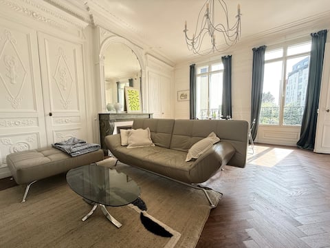 Successful Airbnb property: Le Directoire | 100 m² | Central - Parking - Luxury in Pasteur / Saint Gervais / Mont Riboudet