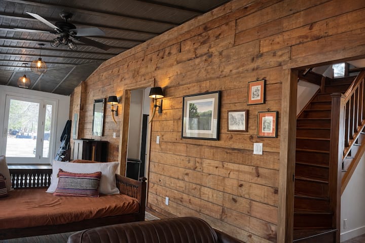 Cozy Retreat W/ Fireplace • Union Pier - New Buffalo, MI