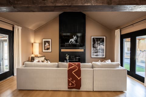 Top performing Airbnb: New! 7 bedroom, Pool, Movie Lounge, Playground in Windsor Park
