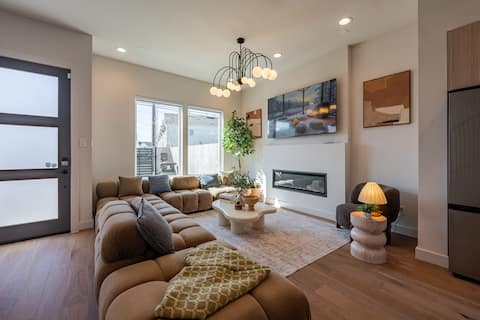 Popular Airbnb listing: Dtown•Daikin Park•NRG| Pool•Arcade•Golf| Sleeps 12 in Second Ward