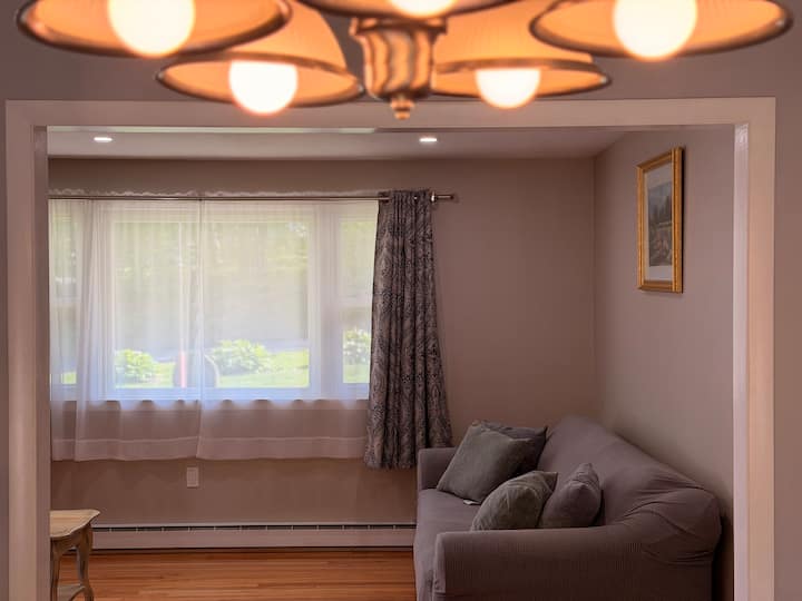 Cozy 2 Bedroom Home + Office Space W/ Fast Wi-fi - Waterbury, CT