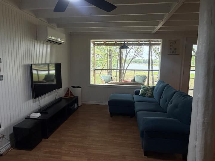 The Blue Lakeside Lodge - Lake Front - Smithville, TX